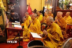 Các hòa thượng tụng kinh cầu nguyện hòa bình, tạo nên trường lực thanh tịnh, lan tỏa năng lượng từ bi và trí tuệ đến muôn phương. (Ảnh: Minh Đức/TTXVN)