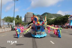 Đoàn Nghinh Ông diễu hành trên đường phố. (Ảnh: Huỳnh Sơn/TTXVN)