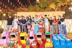 Đại sứ Nguyễn Thanh Hải chụp ảnh lưu niệm với các em nhỏ Việt Nam tại Ấn Độ. (Ảnh: Nguyễn Thúy/TTXVN)