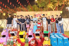 Đại sứ Nguyễn Thanh Hải chụp ảnh lưu niệm với các em nhỏ Việt Nam tại Ấn Độ. (Ảnh: Nguyễn Thúy/TTXVN)