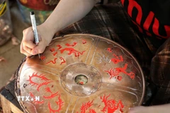 Từ những sản phẩm gia dụng truyền thống như xoong, chậu, mâm, nồi…, người dân Đại Bái đã phát triển thành nhiều dòng sản phẩm đa dạng: tranh đồng mỹ nghệ, tranh mã đáo, đồ thờ như đỉnh, hoành phi câu đối, trống đồng… đáp ứng nhu cầu thị trường trong nước và quốc tế. .(Ảnh: Danh Lam/TTXVN)