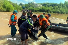 Lực lượng chức năng tỉnh Lạng Sơn tìm thấy thi thể người gặp nạn. (Ảnh: TTXVN phát)