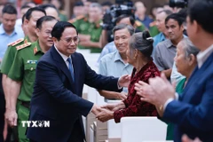 Thủ tướng Phạm Minh Chính với thân nhân liệt sỹ. (Ảnh: Dương Giang/TTXVN)