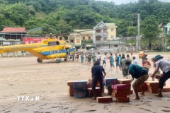 Máy bay trực thăng Mi 171 của Quân chủng Phòng không Không quân mang theo hàng cứu trợ gồm lương thực, thực phẩm, nước uống...hạ cánh xuống huyện Tương Dương. (Ảnh: TTXVN phát)