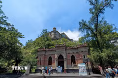 Lâu đài Chapultepec nhìn từ xa, nổi bật giữa những mảng xanh rộng lớn của công viên. (Ảnh: Phương Lan/TTXVN)
