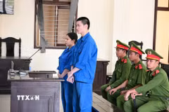 Tòa án nhân dân tỉnh Tây Ninh tuyên phạt bị cáo Nguyễn Thị Mỹ Nguyên (25 tuổi, ngụ tại phường Long Phú, tỉnh An Giang) mức án tù chung thân và bị cáo Nguyễn Hoàng Giang (22 tuổi, ngụ tại xã Hưng Long, Thành phố Hồ Chí Minh) 20 năm tù, cùng về tội “Vận chuyển trái phép chất ma túy”. (Ảnh: TTXVN phát)
