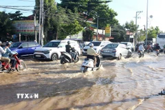 Tuyến đường Nguyễn Thông (phường Phú Thủy, tỉnh Lâm Đồng), nối từ trung tâm Phan Thiết đi Mũi Né nhiều đoạn ngập sâu. (Ảnh: Hồng Hiếu/TTXVN)