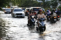 Tuyến đường Nguyễn Duy Trinh, phường Hàm Thắng (Lâm Đồng) bị ngập, gây khó khăn cho việc lưu thông. (Ảnh: Hồng Hiếu/TTXVN)