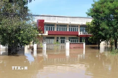 Tính đến trưa 5/12, một số nơi ở phường Hàm Thắng vẫn còn ngập sâu. (Ảnh: Hồng Hiếu/TTXVN)