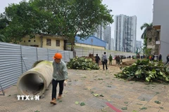 Ủy ban Nhân dân phường Vĩnh Tuy giải tỏa, bàn giao mặt bằng thông thoáng cho đơn vị thi công dự án. (Ảnh: Kim Anh/TTXVN)