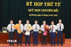 Bí thư Thành ủy Hải Phòng Lê Ngọc Châu và Thường trực Hội đồng Nhân dân thành phố tặng hoa chúc mừng các đồng chí được bầu bổ sung chức danh Phó Chủ tịch Hội đồng Nhân dân thành phố và Phó Chủ tịch Ủy ban Nhân dân thành phố Hải Phòng. (Ảnh: TTXVN phát)