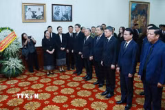 Thủ tướng Lê Minh Hưng viếng Chủ tịch Quốc hội Lào Xaysomphone Phomvihane. (Ảnh: Dương Giang/TTXVN)