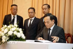 Đồng chí Trần Lưu Quang, Ủy viên Bộ Chính trị, Bí thư Thành ủy Thành phố Hồ Chí Minh ghi sổ tang đồng chí Xaysomphone Phonvihane. (Ảnh: Xuân Khu/TTXVN)