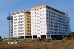 Nhà ở xã hội trong Khu công nghiệp Hàm Kiệm 2 (xã Hàm Kiệm) đang được hoàn thiện, phục vụ chỗ ở cho công nhân. (Ảnh: Nguyễn Thanh/ TTXVN)
