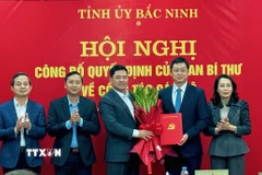 Các đồng chí lãnh đạo tỉnh Bắc Ninh chúc mừng đồng chí Trần Huy Phương. (Ảnh: Đỗ Huyền/TTXVN)