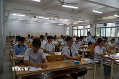Thí sinh nghe phổ biến quy chế trước giờ thi tại điểm thi Trường Đại học Công nghệ Kỹ thuật Thành phố Hồ Chí Minh. (Ảnh: Thu Hoài/TTXVN)