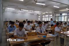 Thí sinh nghe phổ biến quy chế trước giờ thi tại điểm thi Trường Đại học Công nghệ Kỹ thuật Thành phố Hồ Chí Minh. (Ảnh: Thu Hoài/TTXVN)