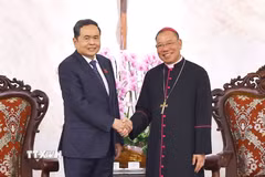 Chủ tịch Quốc hội Trần Thanh Mẫn với Tổng Giám mục Tổng Giáo phận Hà Nội Vũ Văn Thiên. (Ảnh: Doãn Tấn/TTXVN)