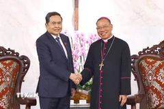 Chủ tịch Quốc hội Trần Thanh Mẫn với Tổng Giám mục Tổng Giáo phận Hà Nội Vũ Văn Thiên. (Ảnh: Doãn Tấn/TTXVN)