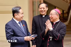Chủ tịch Quốc hội Trần Thanh Mẫn với Tổng Giám mục Tổng Giáo phận Hà Nội Vũ Văn Thiên. (Ảnh: Doãn Tấn/TTXVN)