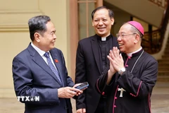 Chủ tịch Quốc hội Trần Thanh Mẫn với Tổng Giám mục Tổng Giáo phận Hà Nội Vũ Văn Thiên. (Ảnh: Doãn Tấn/TTXVN)