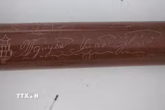 Chiếc bút kim tinh khắc tên “Nguyễn Xuân Hải.” (Ảnh: TTXVN phát)