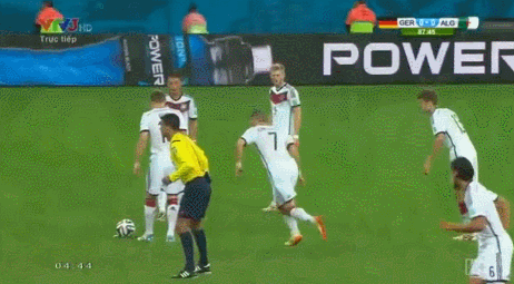 Màn phối hợp đá phạt cực kỳ hài hước, rắc rối của tuyển Đức ảnh 2