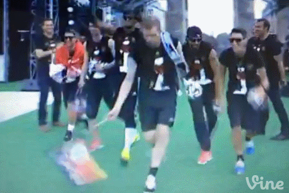 Các cầu thủ Đức quậy tưng bừng ở buổi lễ ăn mừng chức vô địch ảnh 2