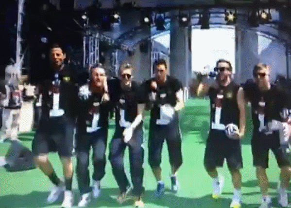 Các cầu thủ Đức quậy tưng bừng ở buổi lễ ăn mừng chức vô địch ảnh 3