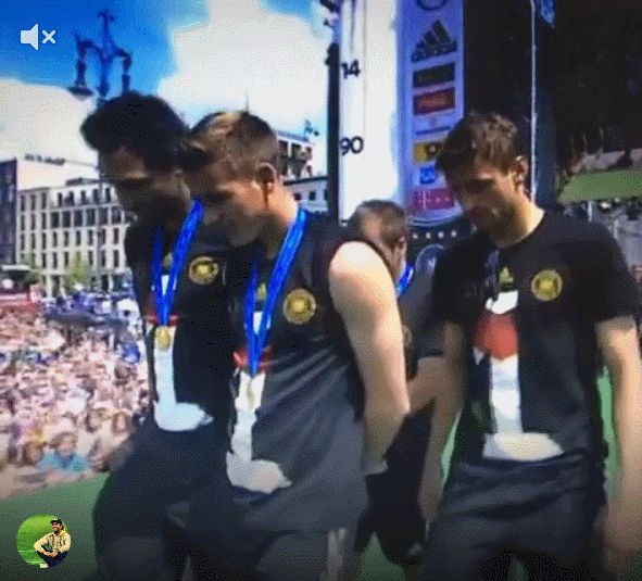 Các cầu thủ Đức quậy tưng bừng ở buổi lễ ăn mừng chức vô địch ảnh 4