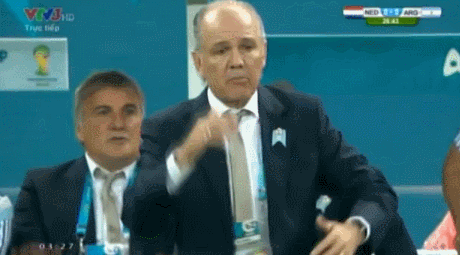 Huấn luyện viên Argentina “điệu đà” sau màn ngả người hài hước ảnh 1