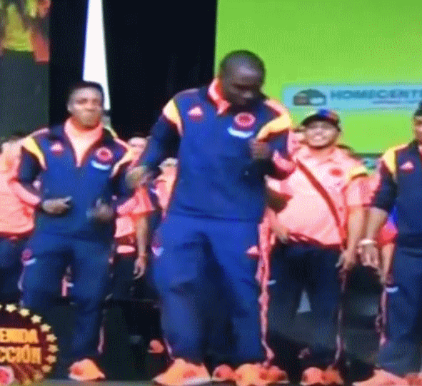 James Rodriguez bị đồng đội lấn át ở lễ mừng công World Cup ảnh 2