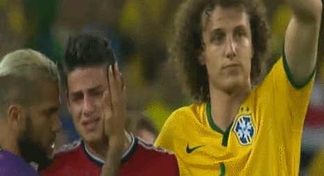 Rodriguez òa khóc, các cầu thủ Brazil phải động viên an ủi ảnh 2