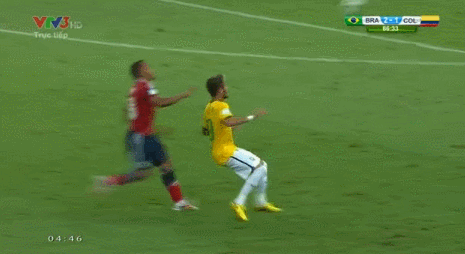 Cận cảnh tình huống va chạm khiến Neymar phải đi cấp cứu ảnh 2