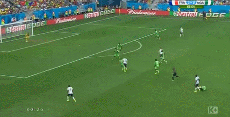 Cận cảnh pha dứt điểm cực kỳ vô duyên của Karim Benzema ảnh 2