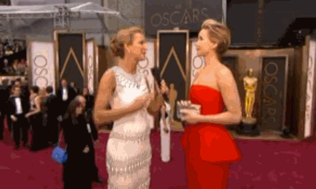 Hành động "khó đỡ" của các sao ở lễ trao giải Oscar ảnh 2