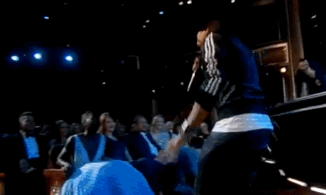 Hành động "khó đỡ" của các sao ở lễ trao giải Oscar ảnh 1