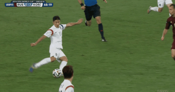 Ảnh động pha mắc lỗi ngớ ngẩn của thủ môn đội tuyển Nga ảnh 2