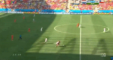 Pha bứt tốc độ kinh hoàng từ quá nửa sân của Arjen Robben ảnh 2