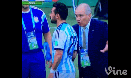 Huấn luyện viên của Argentina bị học trò phun nước vào mặt ảnh 2