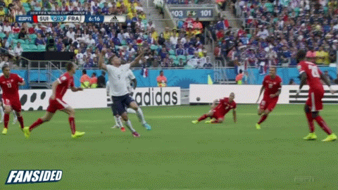 Cầu thủ Thụy Sĩ rách mặt, đổ máu sau pha cao chân của Giroud ảnh 2