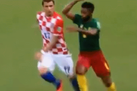 Alex Song thành thảm họa khi triệt hạ đối phương bằng cùi chỏ ảnh 2