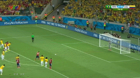 James Rodriguez bị châu chấu đậu lên người khi sút phạt đền ảnh 3