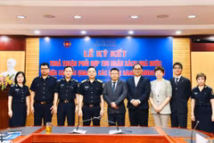 Thông qua các thỏa thuận này, doanh nghiệp có thêm kênh thanh toán linh hoạt, giúp rút ngắn thời gian hoàn thành thủ tục. (Ảnh: HQ/ Vietnam+)