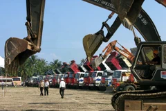 Thay vì ôm đồm tất cả, Nhà nước chỉ nên lo khoảng 30% tổng vốn đầu tư toàn xã hội, đóng vai trò dẫn dắt và tạo môi trường để huy động 70% còn lại từ khu vực tư nhân và đầu tư trực tiếp nước ngoài. (Ảnh: Vietnam+)