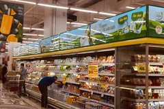 Riêng tháng Hai, tổng mức bán lẻ hàng hóa và doanh thu dịch vụ ước đạt 613,7 nghìn tỷ đồng, tăng 8,5% so với cùng kỳ năm ngoái. (Ảnh: Vietnam+)