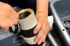 Hải quan cửa khẩu sân bay Quốc tế Nội Bài nhận thấy trong hành lý của hành khách C.P.H (quốc tịch Đài Loan, Trung Quốc) có dấu hiệu nghi vấn giấu trong 4 ống kính máy ảnh. (Ảnh: HQ/Vietnam+)