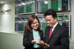 Thị trường đóng cửa, VN-Index tăng 2,57% và lên mức 1.349,35 điểm. Trong khi, VN30 tăng 2,43% lên mức 1435,19 điểm, quanh vùng đỉnh cũ 1.440 điểm. (Ảnh: Vietnam+)