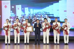 Bộ trưởng Bộ Tài chính Nguyễn Văn Thắng trao Huân chương lao động hạng Ba cho tập thể Cục Thuế. (Ảnh: Vietnam+) 