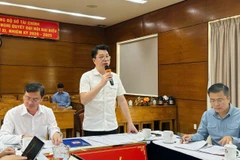 Giám đốc Kho bạc Nhà nước Trần Quân làm việc với các sở ngành và phường xã. (Ảnh: KBNN/Vietnam+)